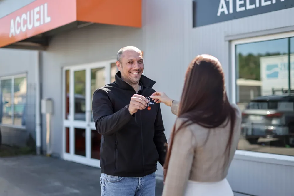 Remise des clés à une cliente OuiGlass après réparation